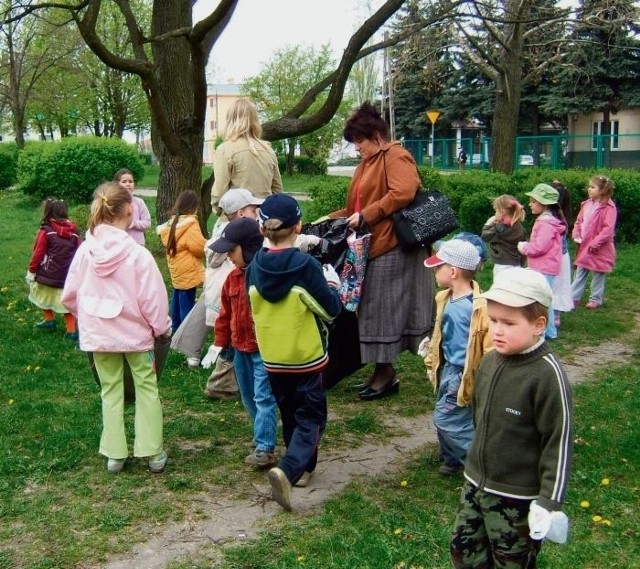 Każde przedszkole ma własny regulamin ustalający  kryteria przyjęcia w pierwszej kolejności