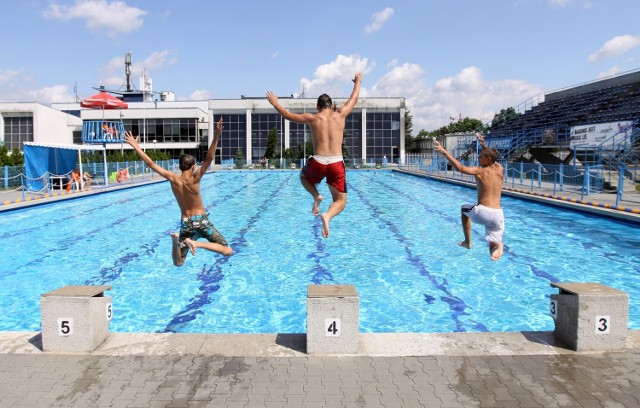 Od środy przy ulicy Chwiałkowskiego działa basen na świeżym powietrzu Poznańskich Ośrodków Sportu i Rekreacji