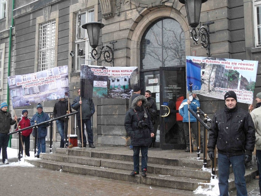 Górnicy demonstrują pod urzędem miejskim w Bytomiu [ZDJĘCIA]