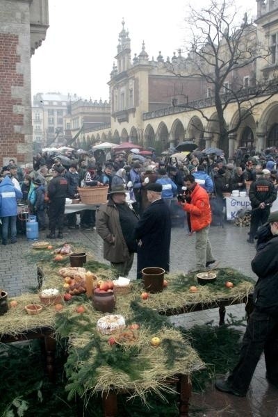 Wigilia na krakowskim Rynku: zjedli 200 tys. pierogów (ZDJĘCIA)