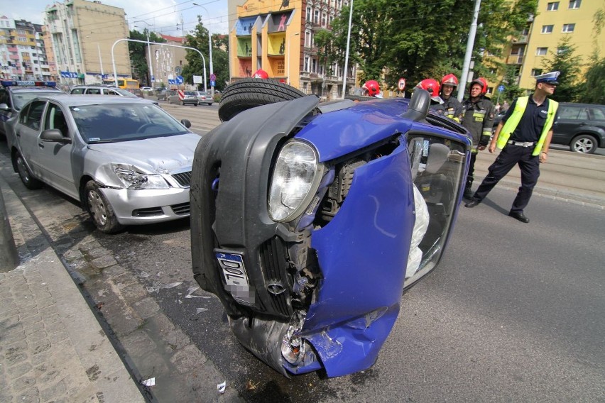 Wrocław: Wypadek na Wyszyńskiego. Cztery osoby ranne (ZDJĘCIA)