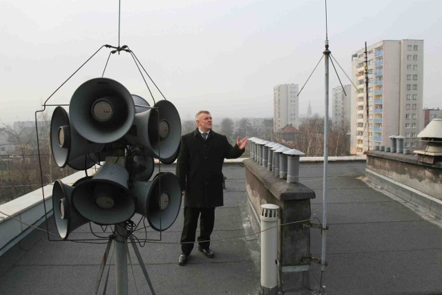 Nowoczesne syreny głośnomówiące zamontowano na dachu SP nr 1 w Ostrogu - pokazuje Stanisław Mrugała