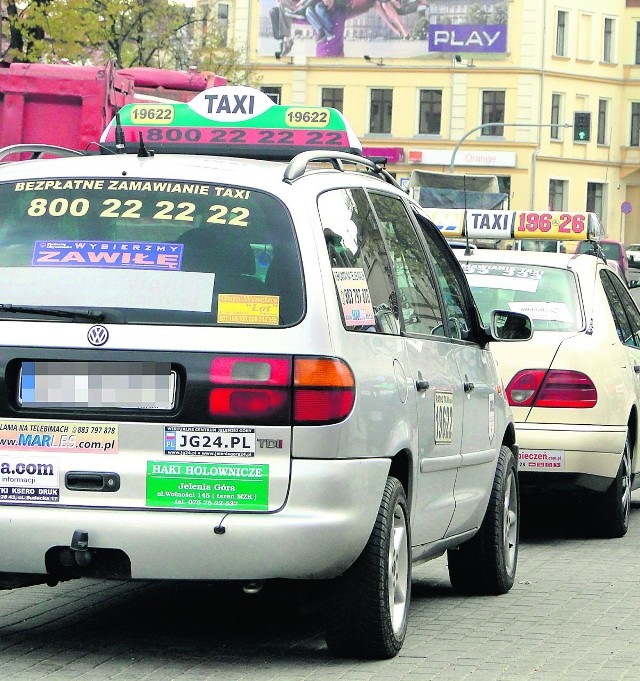 Sześćdziesiąt taksówek  jeździ z plakatem wyborczym 