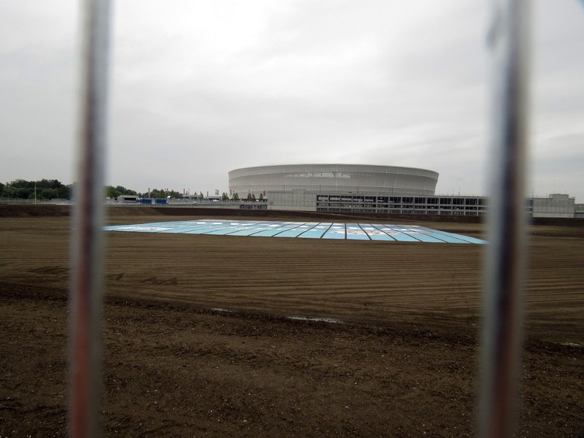 Wrocław: Zakrywają dziurę przy stadionie (ZOBACZ)