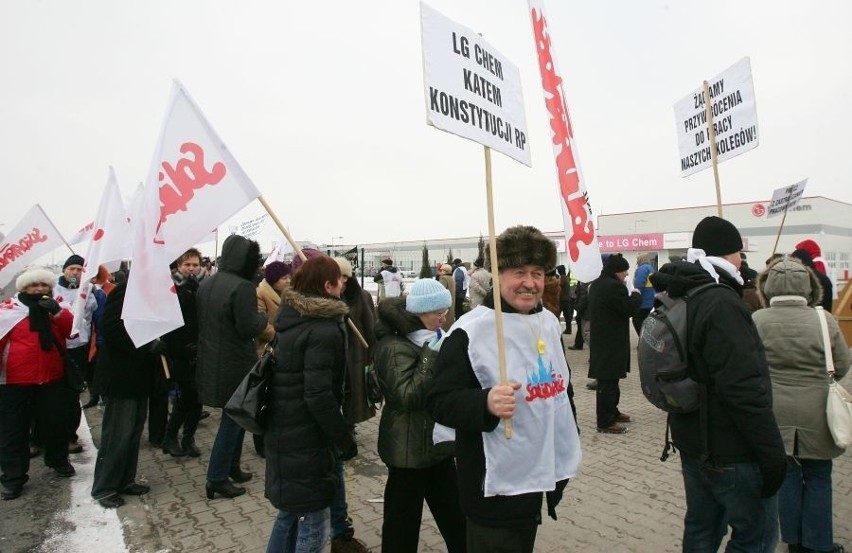 Wrocław: 100 osób manifestowało przed LG Chem (ZDJĘCIA i FILM)