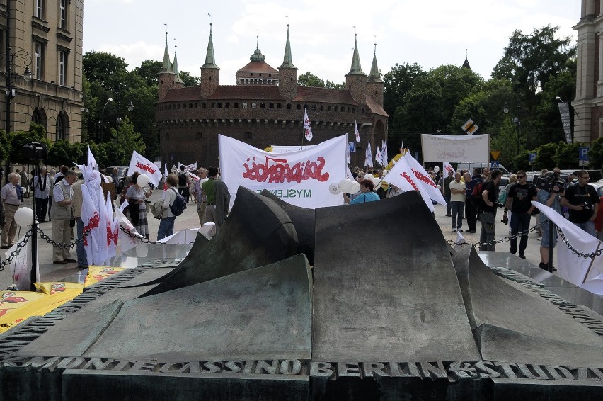 &quot;Bandyci! Zostawcie nasze rodziny&quot;. Związkowcy demonstrowali w centrum Krakowa [ZDJĘCIA]