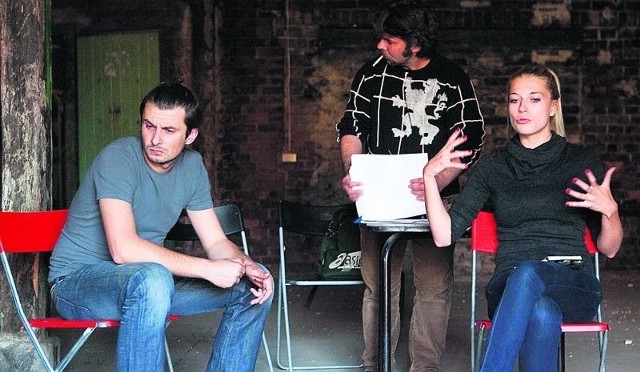 Aktorzy Ad Spectatores podczas próby do "10.04". Od lewej: Marcin Chabowski, Arkadiusz Cyran i Aleksandra Dytko
