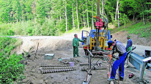Budowa tymczasowego przejazdu mocno skomplikowała prace geologów, którzy rozpoczęli wnikliwe badania osuwiska