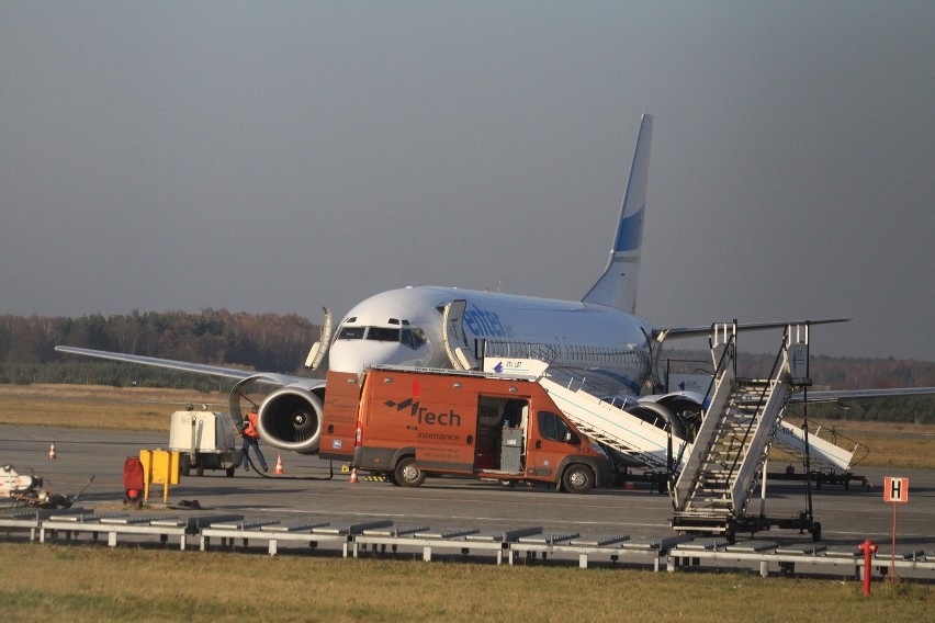 Awaryjne lądowanie Boeinga 737 w Pyrzowicach [ZDJĘCIA i WIDEO]