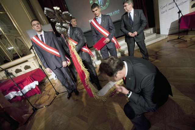 Prezes Marcin Animucki całuje nowy sztandar Widzew podczas akademii jubileuszowej
