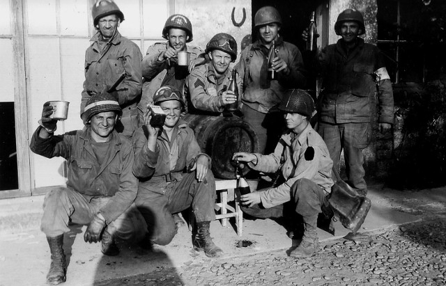 Amerykańscy żołnierze nalewają dojrzewające jeszcze wino z beczki