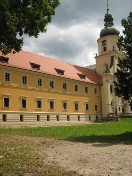 Sanktuarium i opactwo w Rudach. Górnośląski &quot;feniks z popiołów&quot; [STARE I NOWE ZDJĘCIA]