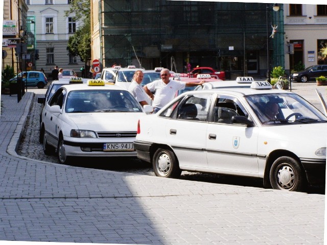 Radni umożliwili sądeckim taksówkarzom podniesienie cen za przejazdy