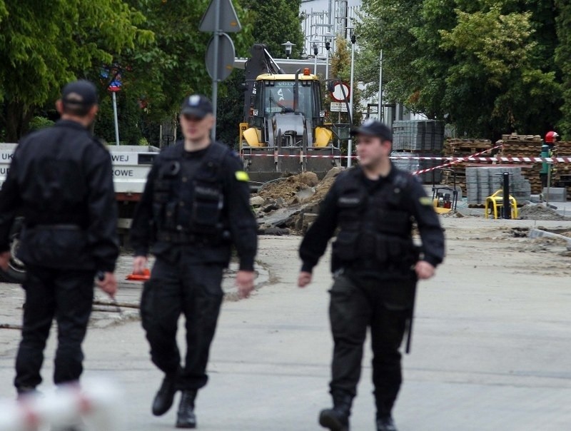 Straż pożarna i policja zabezpieczyła teren szpitala im....