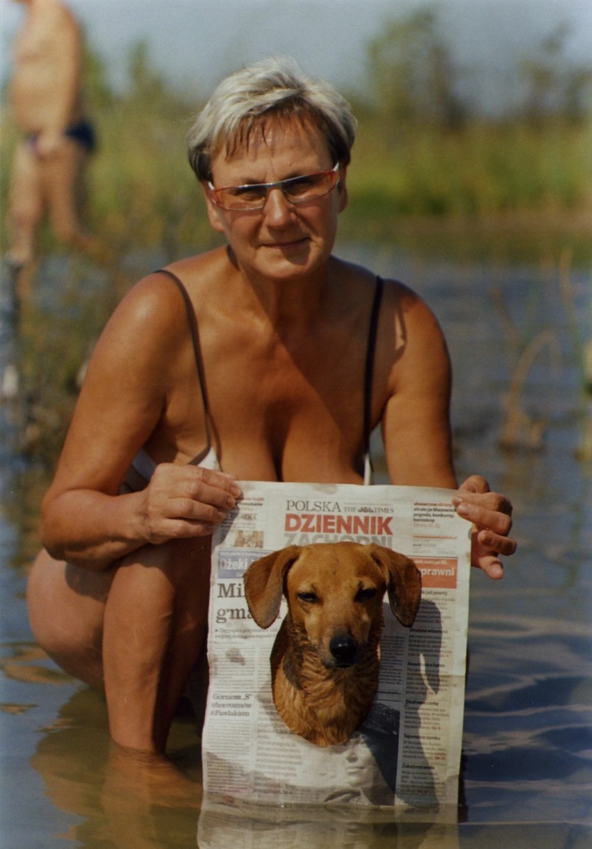 207. Zdzisława Błońska z jamnikiem Korą wypoczywają na...