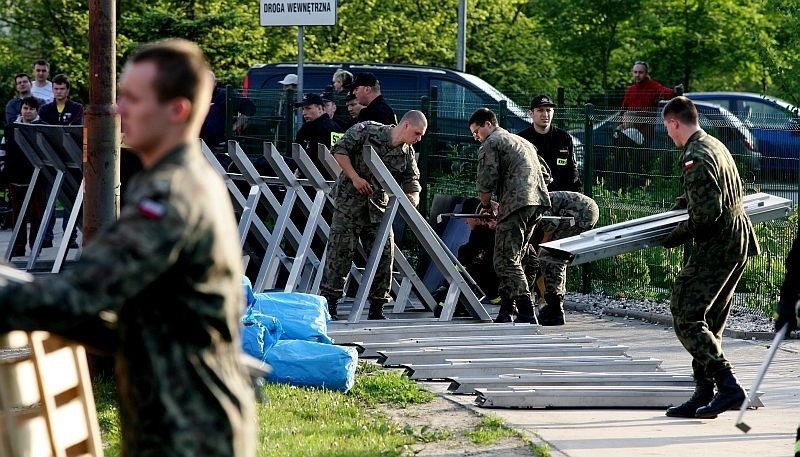 Ustawiali zapory na osiedlu Kozanów (ZDJĘCIA)