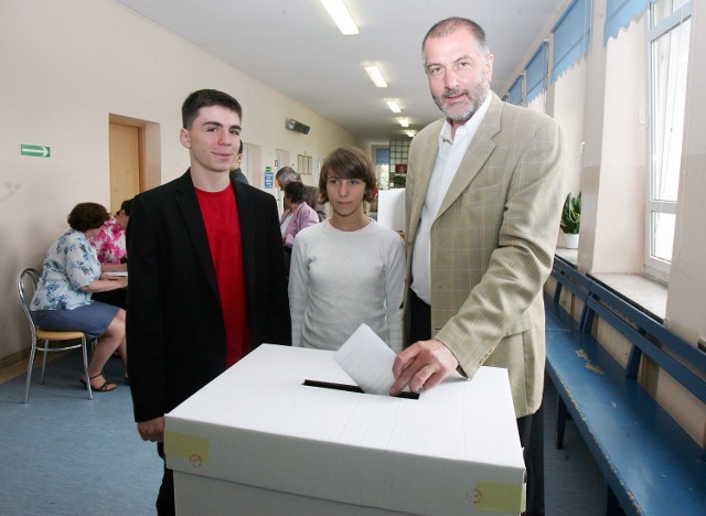 Prezydenta Rafała Dutkiewicza (na zdjęciu podczas wyborów samorządowych w 2010 roku), mimo że rządzi miastem już 10 lat, mieszkańcy jeszcze nie chcieli odwołać w referendum