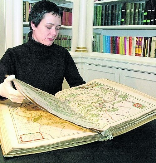Agnieszka Baszko prezentuje atlas ze zbiorów specjalnych Biblioteki Raczyńskich