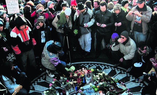 Tłumy nowojorczyków przewijały się cały dzień przez miejsce stworzone ku czci Johna Lennona