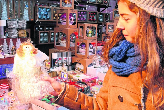 Świąteczne dekoracje opanowały stragany między innymi na rynku maślanym w Nowym Sączu
