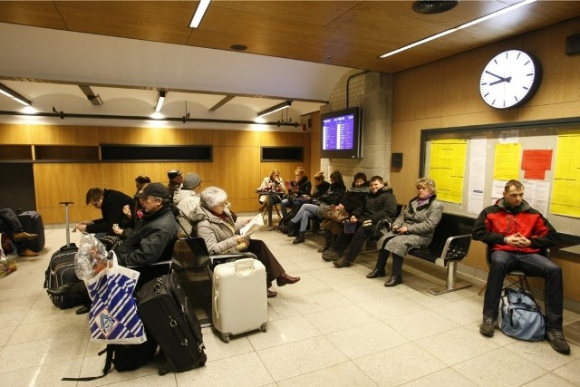 Pasażerowie muszą coraz dużej czekać na przyjazd pociągów