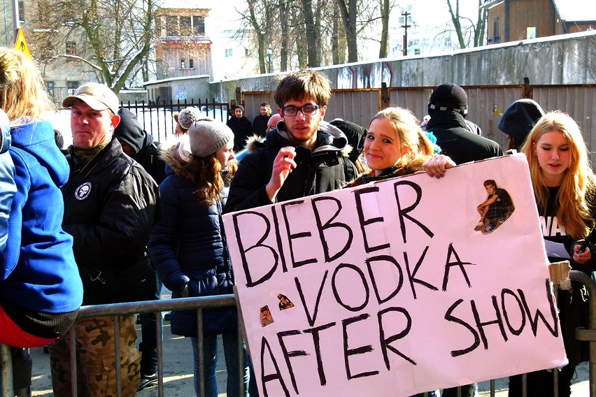 Fanki Justina Biebera przed hotelem andel's [ZDJĘCIA+FILM]