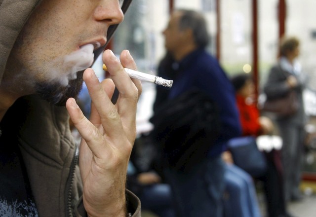 Zakaz palenia w miejscach publicznych nie robi wrażenia na mieszkańcach Łódzkiego