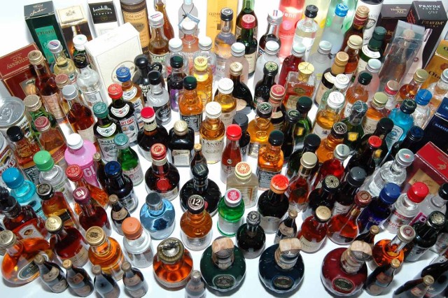 Alkohol Pędzony w bimbrowniach lub odkażany przemysłowy. Kupić go można niemal na każdym targowisku w kraju. Popyt nie słabnie, choć ceny tego legalnego alkoholu w porównaniu do wysokości naszych zarobków spadły.