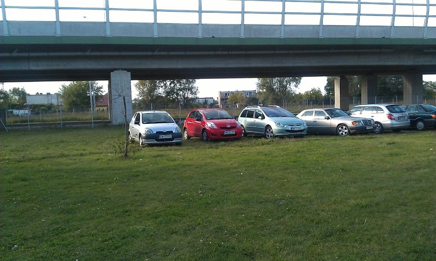Wrocław: Kierowcy parkują na trawniku, bo parking przy stadionie jest zamknięty (LIST)