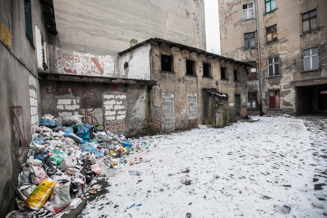 Podwórko kamienicy przy ul. Żeligowskiego 42 wygląda jak wysypisko odpadów.