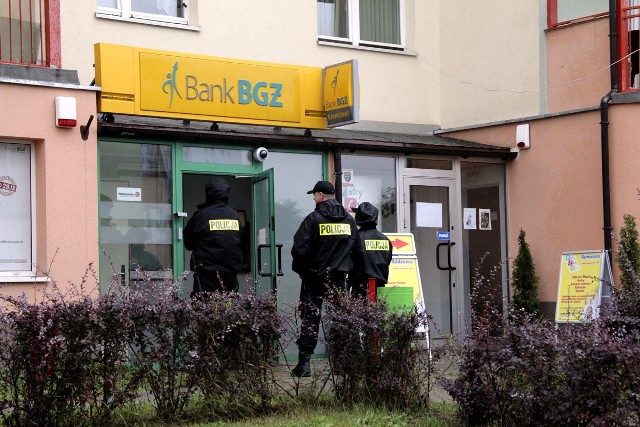 Napad na bank w Łodzi. Łupem złodzieja padło kilkadziesiąt tysięcy złotych.