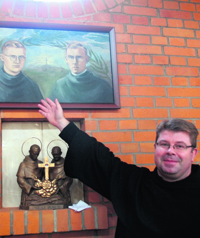 Ojciec Grzegorz Piórkowski pokazuje boczny ołtarzyk z portretem i relikwią błogosławionego Hermana: "To jedyny łodzianin z krwi i kości, który trafił na ołtarze".