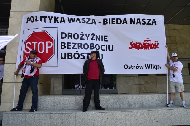 W środę związkowcy pikietowali przed Wielkopolskim Urzędem Wojewódzkim w Poznaniu