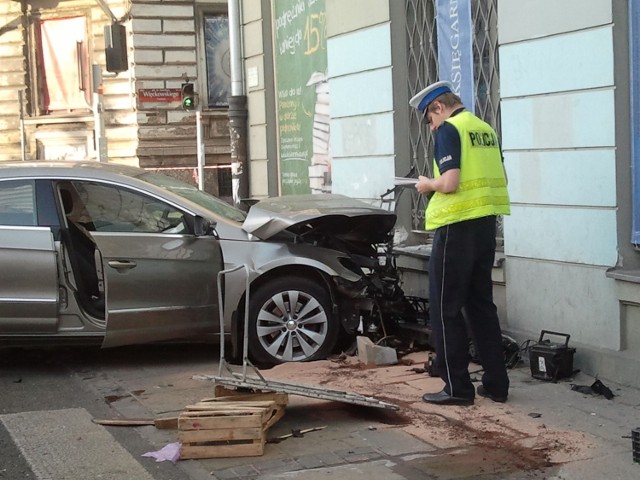 Prokuratorzy badają sprawę tragicznego wypadku w centrum Łodzi, w którym zginęła 39-letnia kobieta.