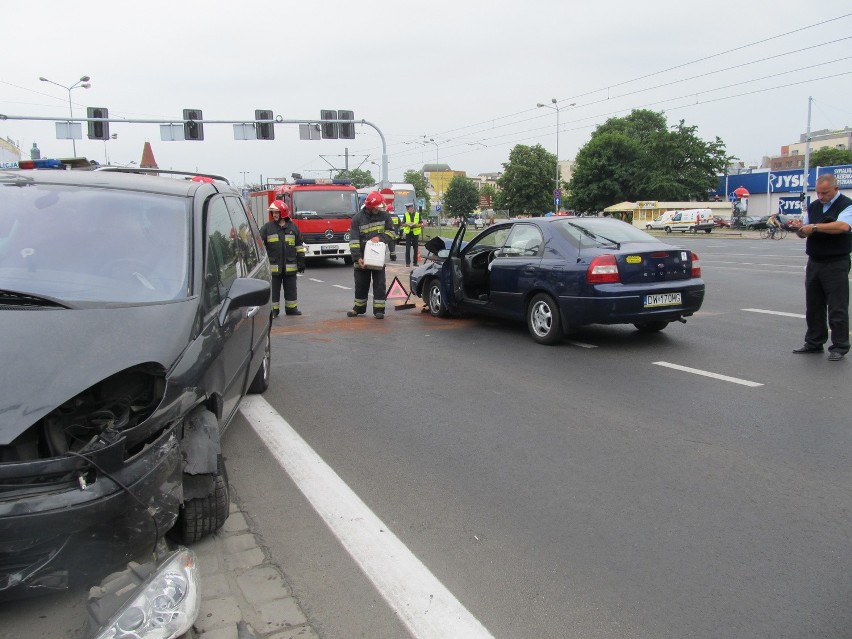 Wrocław: Wypadek na skrzyżowaniu Legnickiej i Nabycińskiej (ZDJĘCIA)