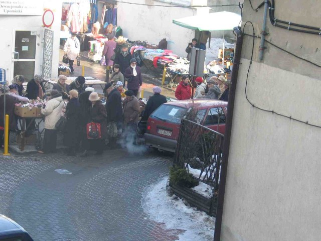 Kierowcy mają problemy z wyjazdem z parkingu, bo kupujący tarasują przejazd