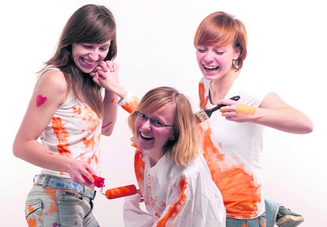 22-letnia Karolina (na zdjęciu w środku) koordynuje prace nad projektem pt. "Zmalujmy coś razem"