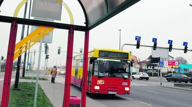 Autobusy linii 24 jeżdżą tak rzadko, że mieszkańcy idą kawał drogi na inny przystanek