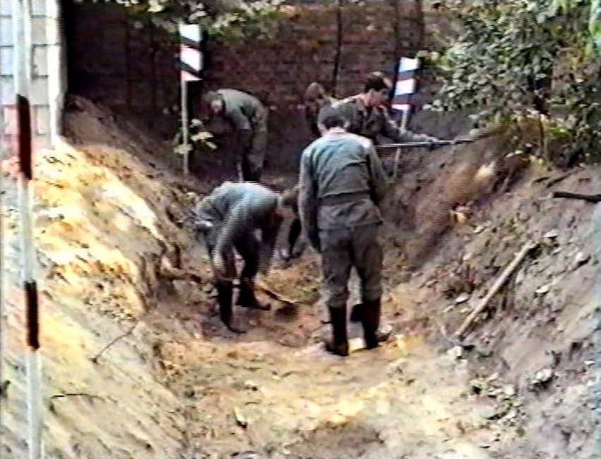W pracach ekshumacyjnych pomagali żołnierze