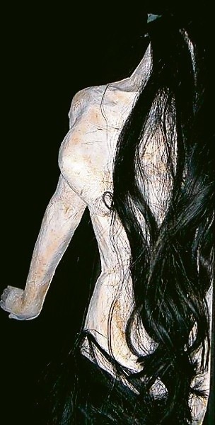 Rzeźba kobiety autorstwa Leszka Mądzika.