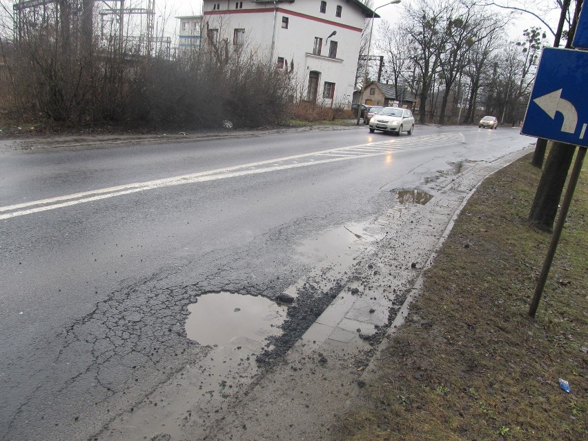 Wrocław: Drogowcy łatają dziury. Na ulicach krajobraz księżycowy