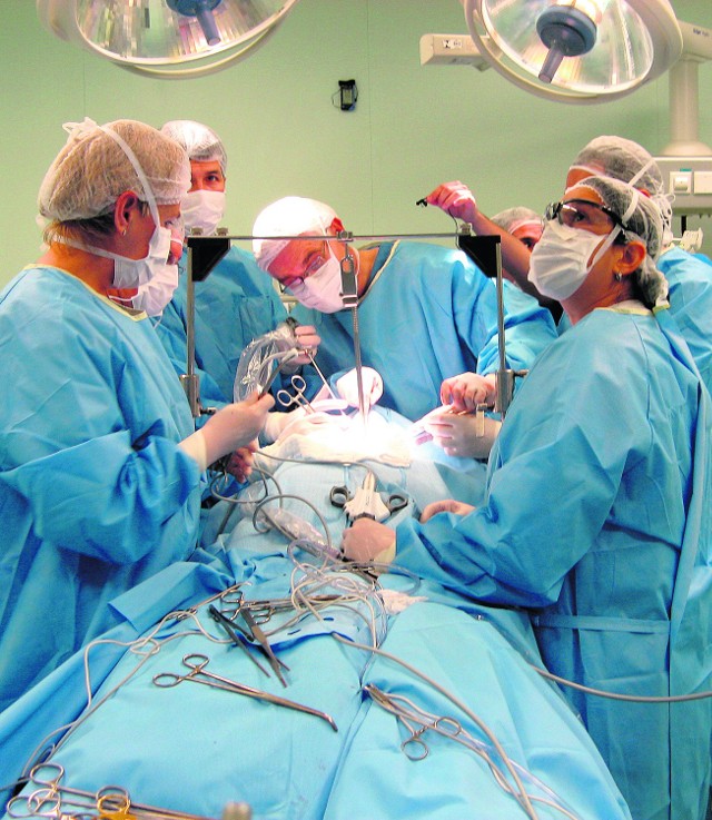 Ekipa lekarzy z Zakopanego w czasie jednej z operacji przeprowadzanych w szpitalu w Sao Paulo. W środku zdjęcia dr hab. Marcin Zieliński