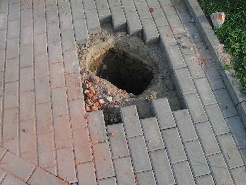 W nowym chodniku przy Limanowskiego w Łodzi wykopano dziurę.