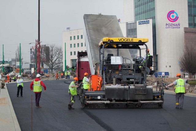 Na budowie dróg dojazdowych do nowego dworca pojawiły się pierwsze asfaltowe  odcinki. Ale przyspieszenie można zauważyć też w terminalu autobusowym oraz na torowisku tramwajowym.