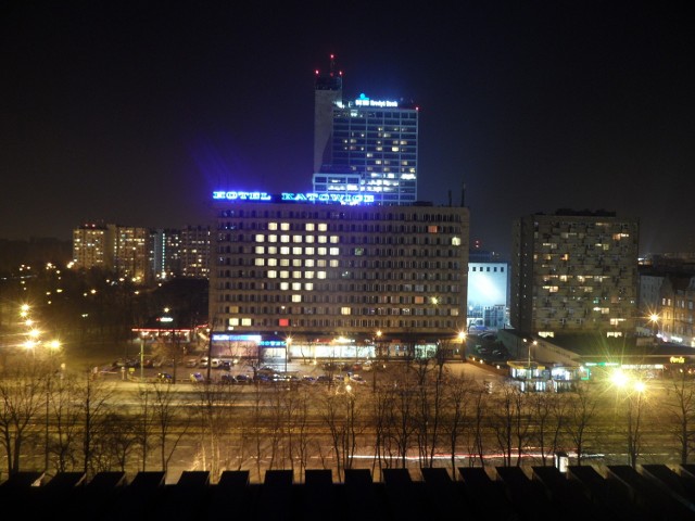 Logo w oknach hotelu Katowice
