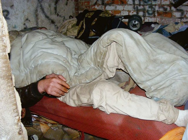 Bezdomni żyją w opuszczonych budynkach, m.in. przy ul. Dworcowej w Kościerzynie