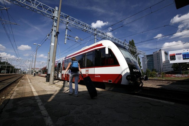 Plan jest dobry: dojechać koleją do Poznania, a po mieście jeździć autobusami i tramwajami.