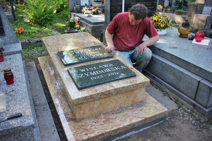 Zamontowali granitową płytę na grobie Wisławy Szymborskiej
