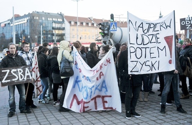 Uczniowie ZSB-A zakończyli rok szkolny już w czwartek. Nie udało im się uratować szkoły