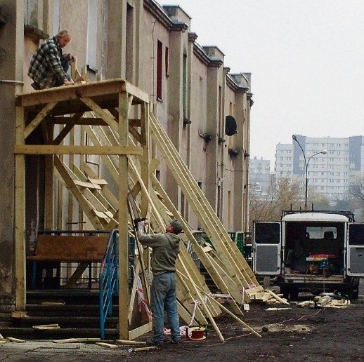 Zarządca budynku przy. ul. Koszelew zabezpiecza uszkodzony po wybuchu gazu budynek